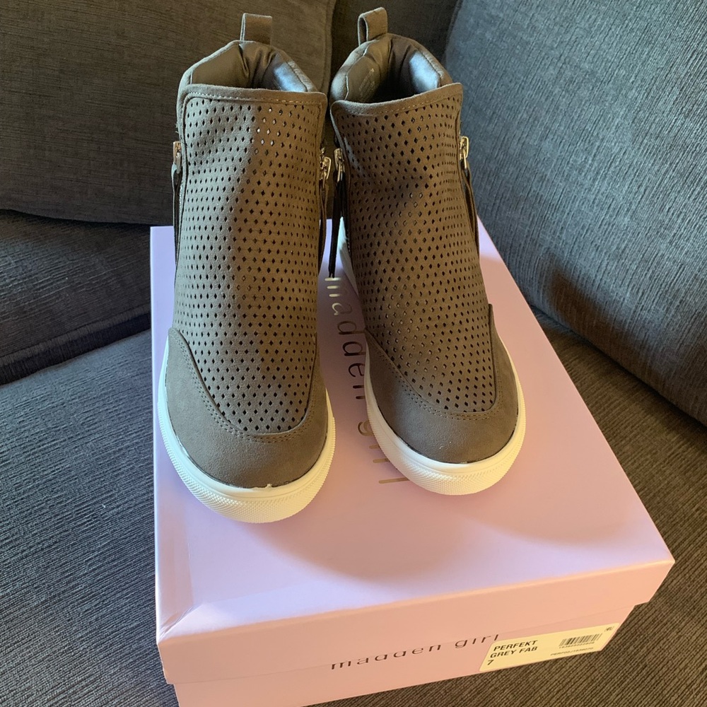 Madden girl sneakers size 7